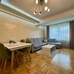 Modern & Elegant Apartment With Free Parking