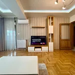 Modern & Elegant Apartment With Free Parking