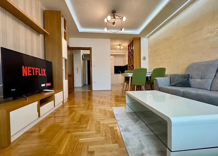 Modern & Elegant Apartment With Free Parking