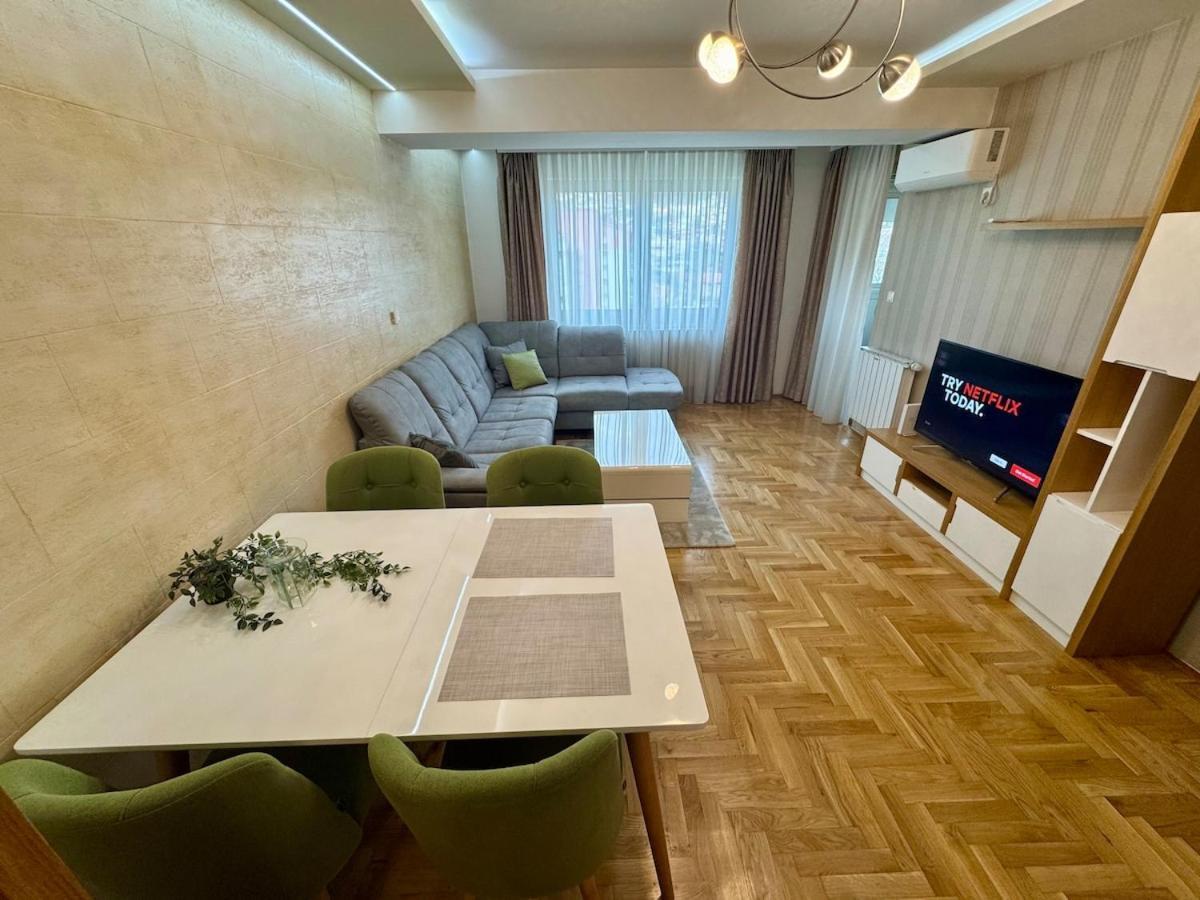 Modern & Elegant With Free Parking Apartment