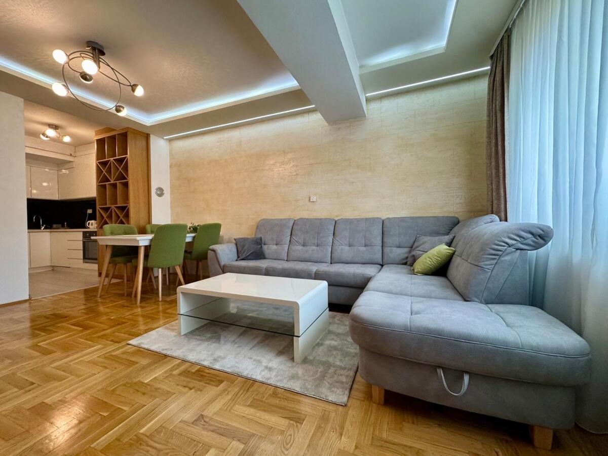Modern & Elegant With Free Parking Apartment *