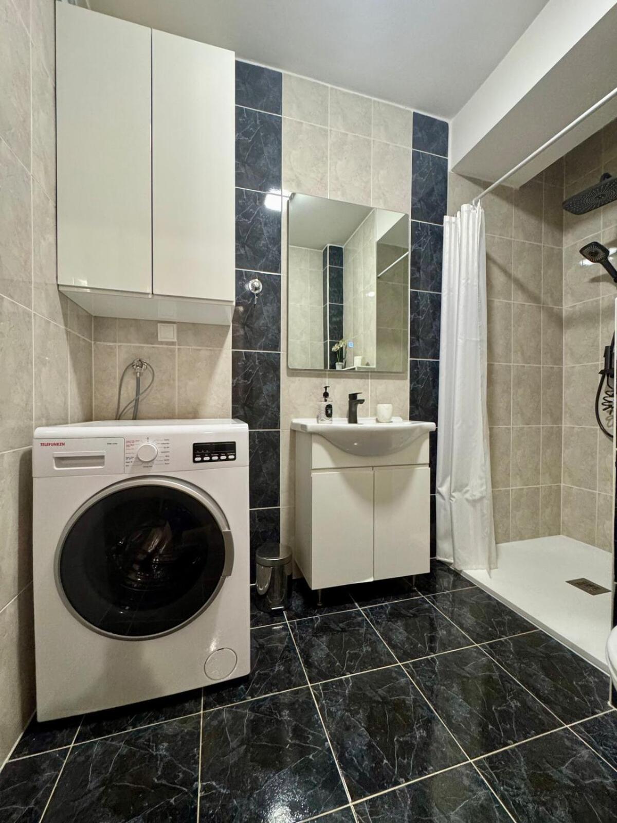 Modern & Elegant With Free Parking Apartment *