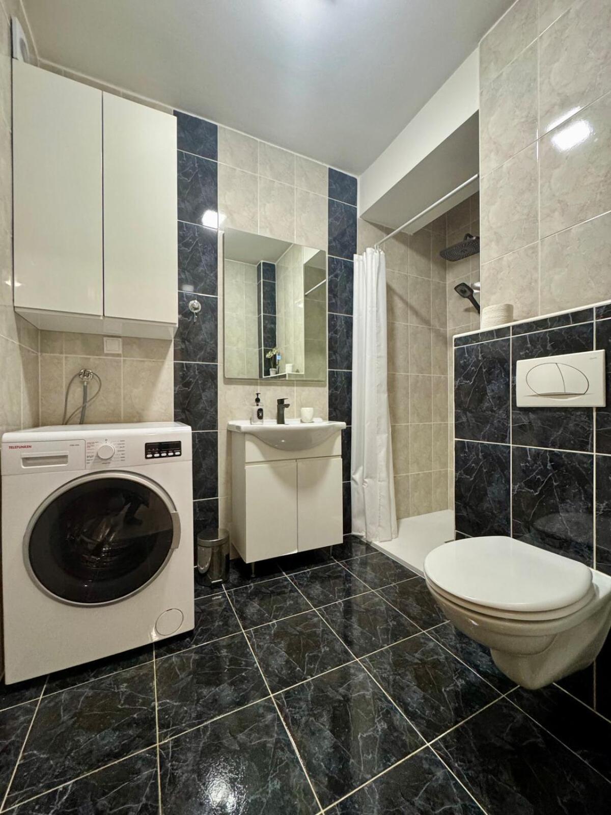 Modern & Elegant With Free Parking Apartman