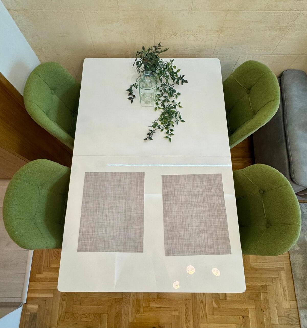 Modern & Elegant With Free Parking Apartment *