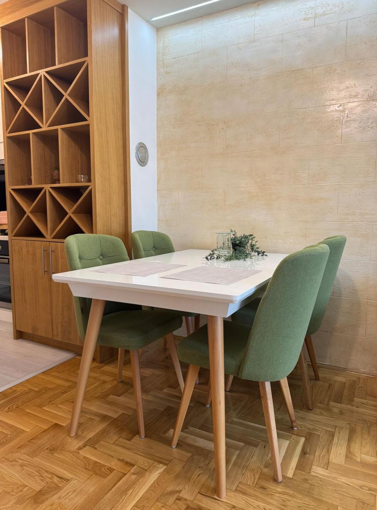 Modern & Elegant With Free Parking Apartment *
